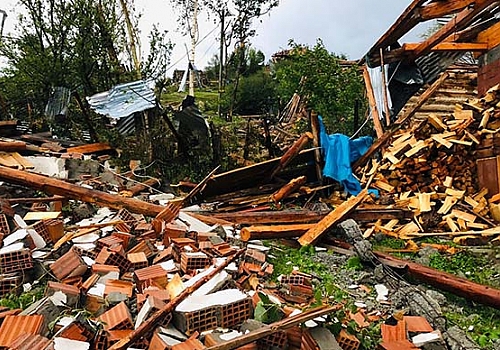 Şavşat’ta etkili hortum, fırtına ve dolu; çatılar uçtu, evler hasar gördü