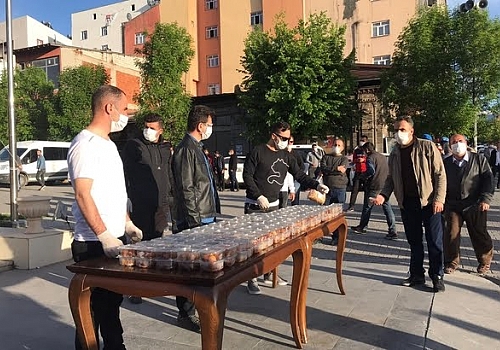 Şehit Yüzbaşı Ferhat Çiftçi'nin silah arkadaşları Kars'ta lokma dağıttı