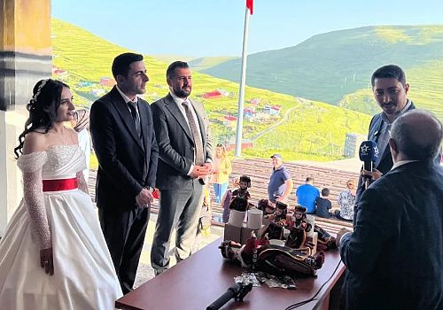 Selçuk Vural ve Nilgün Abdan çiftinin nikahları Atatürk silueti önünde kıyıldı