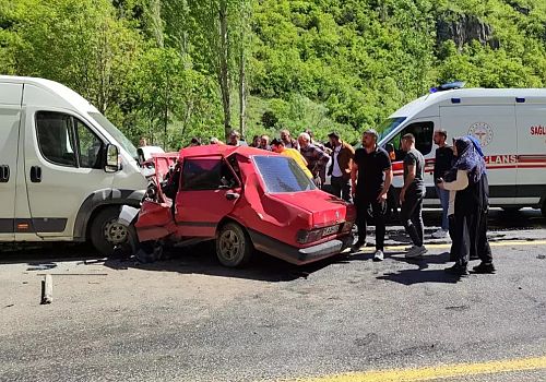 Şenkaya da minibüsle çarpışan otomobildeki 2 kişi hayatını kaybetti, 1 kişi yaralandı