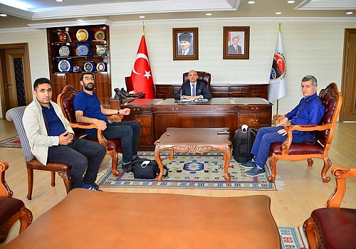 Serhat Ardahan Gazeteciler Derneği Başkanı Başlı'dan Ardahan Valisi Hüseyin Öner'e ziyaret