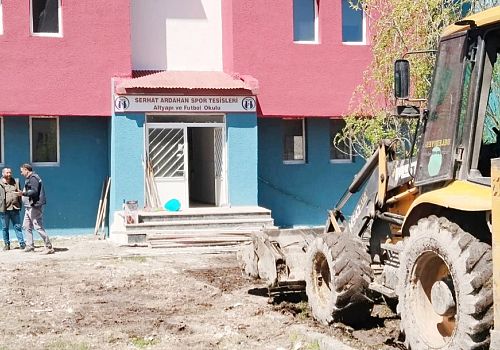 Serhat Ardahan Spor Tesisi’nin açılışı öncesinde, Ardahan Belediyesi temizlik yaptı 