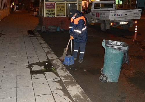 Sessizliğe bürünen cadde ve sokaklarda temizlik görevlilerinden hummalı çalışma