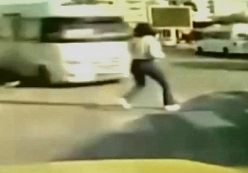 Seyhan’da kontrolden çıkan minibüs faciayı kıl payı önledi