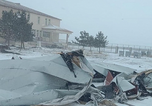 Şiddetli Rüzgâr Çıldır’da Okul Pansiyonunun Çatısını Uçurdu