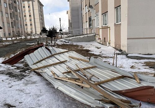 Şiddetli rüzgar, Ardahan merkezindeki bazı binaların çatılarını uçurdu