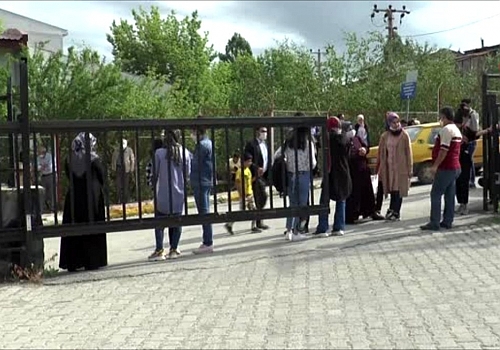 Sınava geç kaldı, içeri alınmak için dakikalarca dil döktü