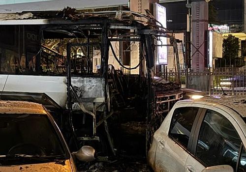 Şişli'de, Mecidiyeköy Viyadük altında tur otobüsünde çıkan yangın itfaiye ekiplerince söndürüldü