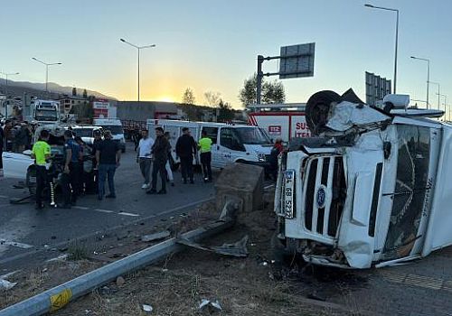 Sivas’ta otomobille çarpışan minibüsteki 15 tarım işçisi yaralandı