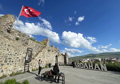 Tatilciler, Ardahan Kalesi'nin yanı sıra bölgedeki diğer tarihi ve kültürel değerleri de ziyaret etti