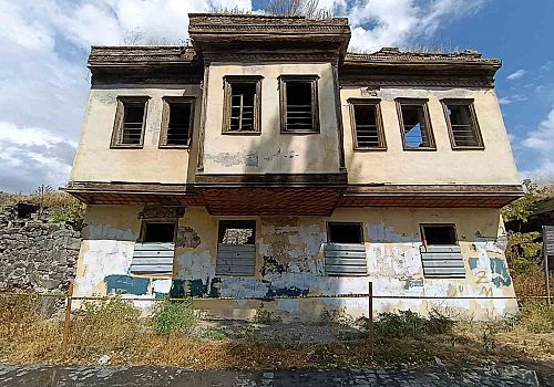 Tevfik Paşa Konağı Gözler Önünde Yok Oluyor