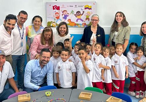 TİKA, Kolombiya'nın Bucaramanga kentindeki 10 farklı okulda, okul öncesi eğitim sınıfları kurdu
