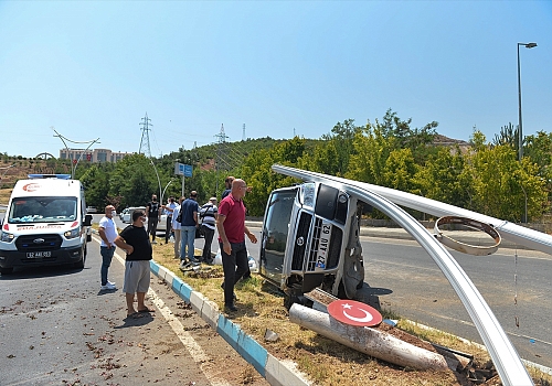 Tunceli'de hafif ticari araç elektrik direğine çarptı: 4 yaralı