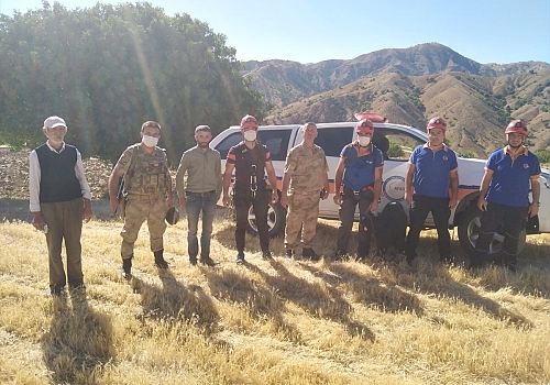 Tunceli'de kurttan kaçarken kayalığa sıkışan keçi AFAD görevlilerince kurtarıldı