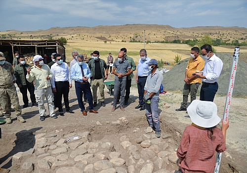 Tunceli Valisi Mehmet Ali Özkan, Tozkoparan Höyüğü'ndeki arkeolojik kazı çalışmasını inceledi