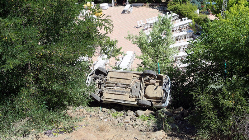 Tunceli’de otomobil şarampole devrildi: 4 yaralı