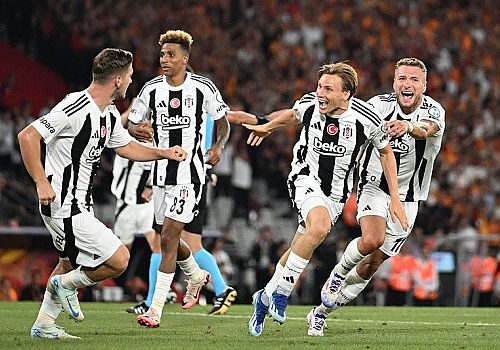 Turkcell Süper Kupa'da Galatasaray'ı 5-0 yenerek şampiyon olan Beşiktaş, kupasını aldı