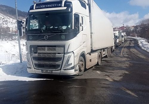 Türkgözü-Posof-Damal kara yolunda ulaşımın normale dönmesiyle tırların geçişi başladı.