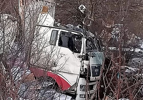 Türkgözü-Posof-Damal kara yolunun Çakırkoç köyü virajında Tır devrildi sürücü yaralandı 