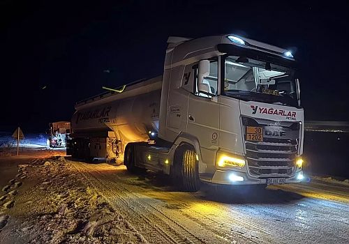Türkgözü-Posof-Damal yolunda tır geçişi durduruldu.