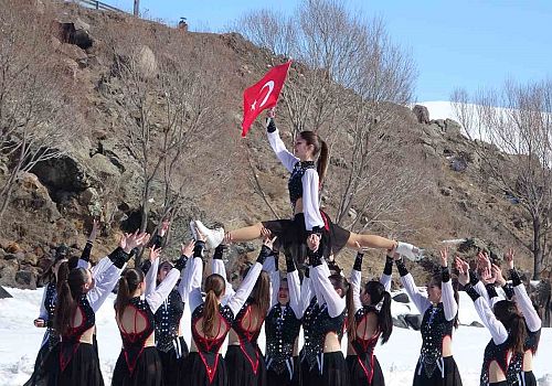 Türkiye Artistik Buz Pateni milli takım sporcuları Çıldır Gölü üzerinde gösteri gerçekleştirdi.