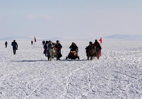 Türkiye Kent Konseyleri Birliği üyeleri buz tutan Çıldır Gölü'nde atlı kızak keyfi yaşadı