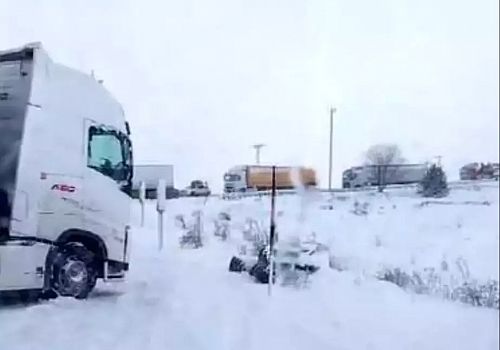 Ulgar Dağı'nda yoğun kar yağışı ve tipi nedeniyle onlarca tır yolda kaldı