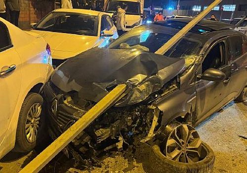 Ümraniye’de Hızla Gelen Araç Refüje Çarpıp Savruldu