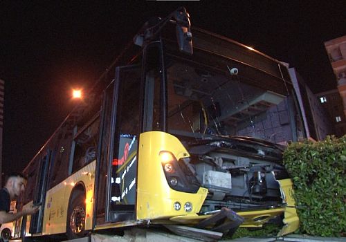 Ümraniye’de İETT otobüsü ile otomobil çarpıştı: 2 yaralı