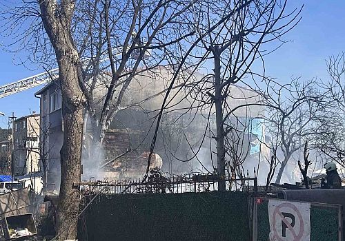 Ümraniye’de Korkutan İmalathane Yangını: Bina Dumanlara Teslim Oldu