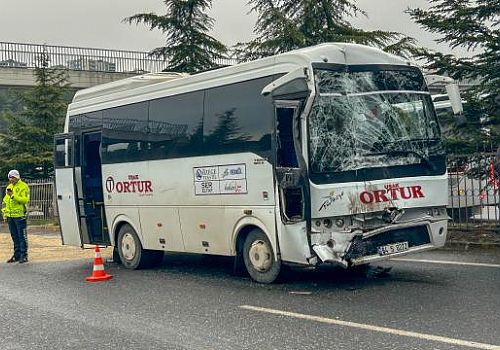 Uşak'ta iki işçi servisinin çarpıştığı kazada 20 kişi yaralandı