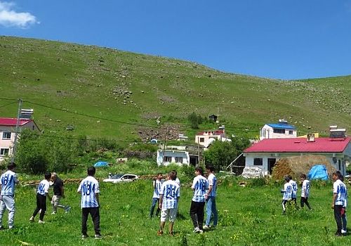 UYAFA Ardahan'da köy çocuklarına forma hediye etti.