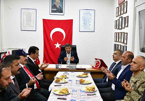 Vali Çiçek, Ardahan Şehit Aileleri Derneğinin Şehitler anısına düzenlemiş olduğu mevlid programına katıldı.