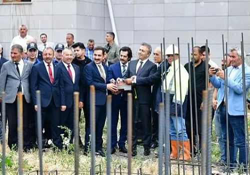  Vali Çiçek, Çıldır da yapımına başlanan Öğretmen Evi inşaatının temel atma törenine katıldı.