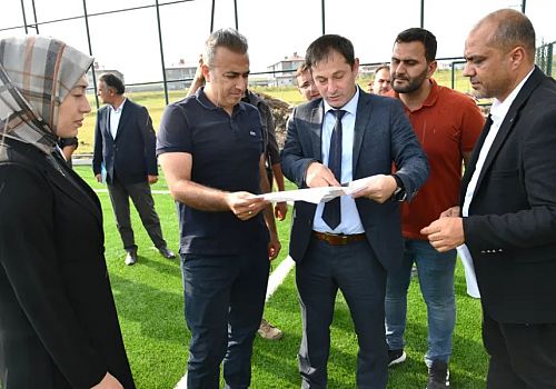 Vali Çiçek Posof ve Hanak ilçelerinde yapımı devam eden önemli gençlik ve spor yatırımlarını yerinde inceledi.