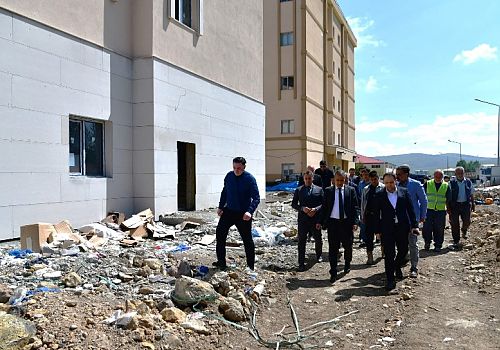 Vali Çiçek ve Milletvekili Koç, Devlet Hastanesi Ek Hizmet Binası İnşaatında İncelemelerde Bulundu