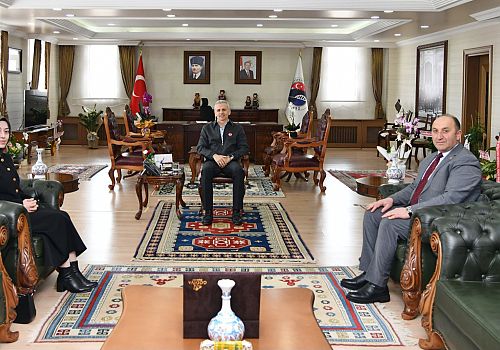 Vali Çiçekli, Hanak Kaymakamı Elif Meram ve Belediye Başkanı Erdal Kurukaya’yı Kabul Etti