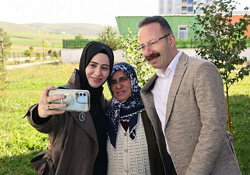 ​Vali Yamlı ve Eşinden Huzurevi Ziyareti: Yaşlılarla Gözleme Pişirip Sofra Paylaştılar