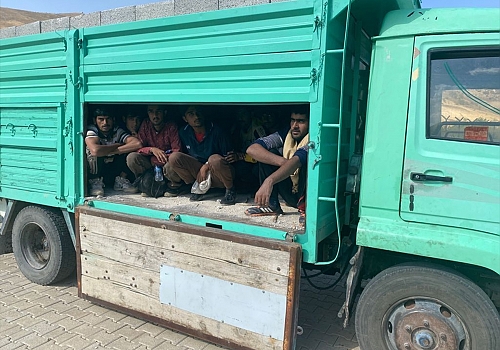 Van'da briket yüklü kamyonetin kasasına saklanmış 27 düzensiz göçmen yakalandı
