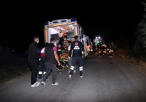 Van'da düzensiz göçmenleri taşıyan minibüs şarampole devrildi