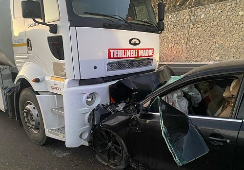 Van’da Feci Kaza: Tankerle Otomobil Çarpıştı, 2 Kişi Hayatını Kaybetti