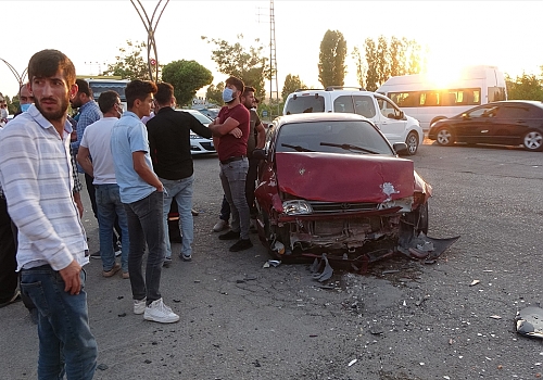 Van'da iki aracın çarpışması sonucu 7 kişi yaralandı