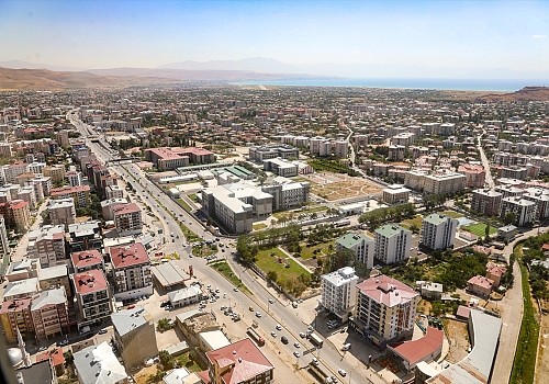 Van'da Kurban Bayramı tatili dolayısıyla yoğunluk yaşanan yollar helikopterle denetlendi