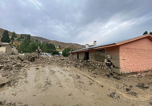 Van'da sel nedeniyle 5 ev yıkıldı