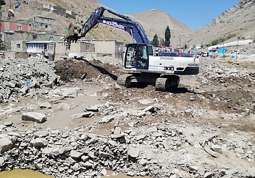 Van'da selde zarar gören bölgelerde alt yapı çalışmaları devam ediyor