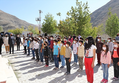 Van'da selden etkilenen mahallede ilk ders zili çaldı
