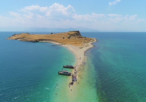 Van Gölü'nde onlarca kişi su altındaki antik yoldan yüzerek ve yürüyerek Çarpanak Adası'na ulaştı