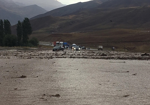 Van-Hakkari kara yolu sel nedeniyle kapandı