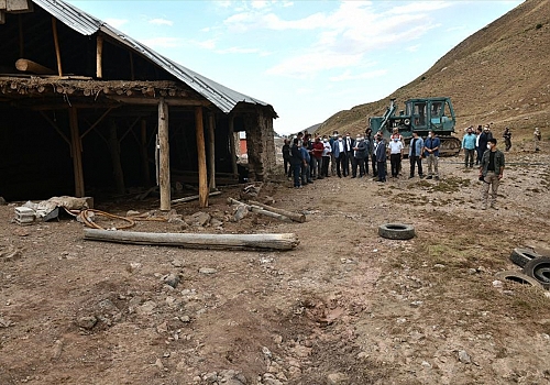 Van Valisi ve Belediye Başkanvekili Bilmez, sel bölgesine incelemelerde bulundu