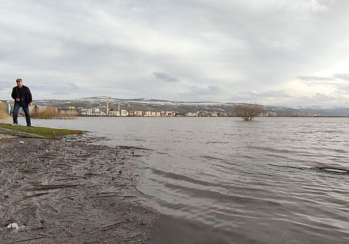 Yağışların etkisiyle Kura Nehri üçüncü kez taşınca,Ardahan  ovası  göle döndü
